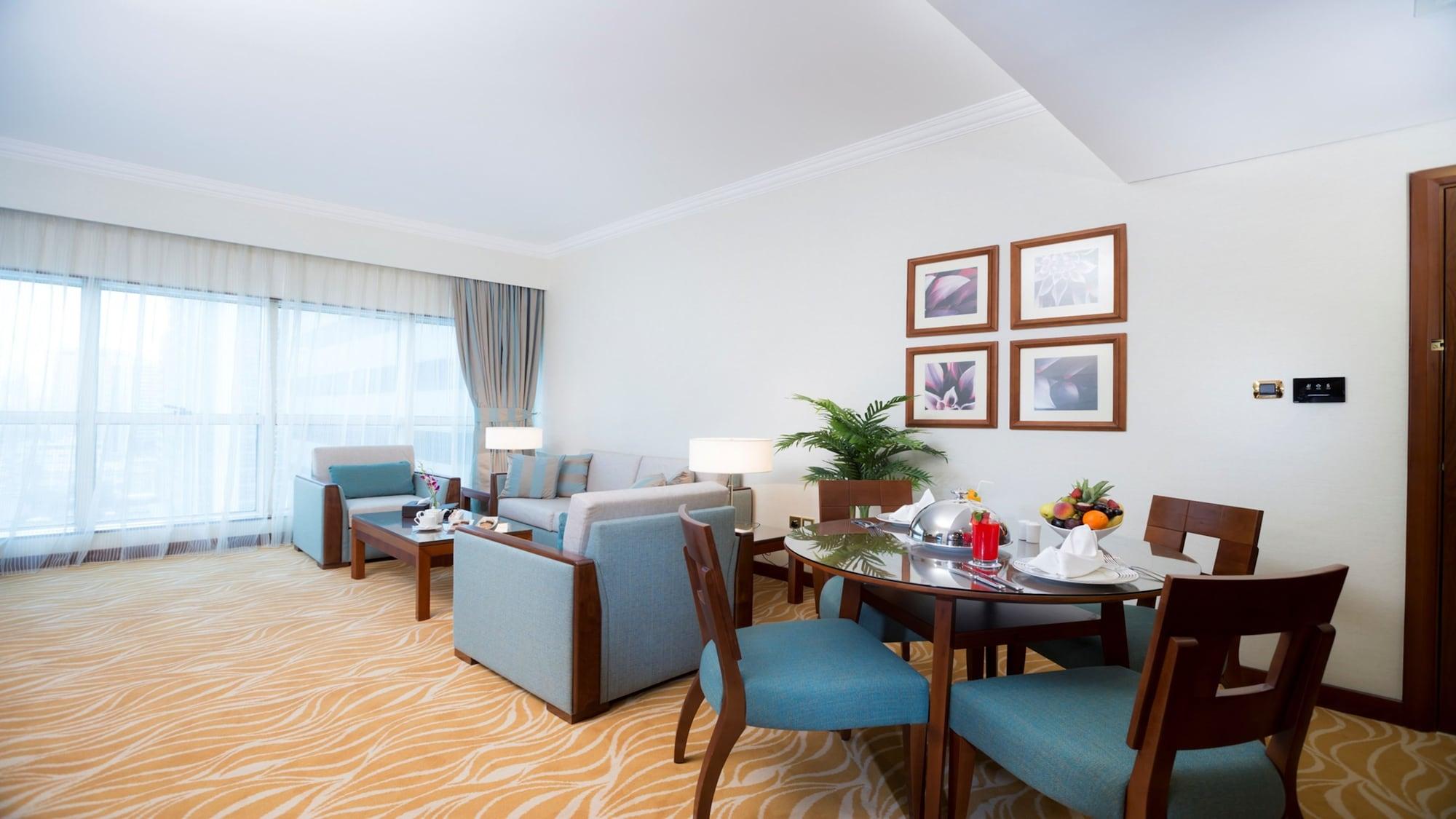 แกรนด์ เมอร์เคียว เรสซิเดนซ์ อาบู ดาบี Aparthotel อาบูดาบี ภายนอก รูปภาพ A living room in a suite at the Jumeirah Beach Hotel