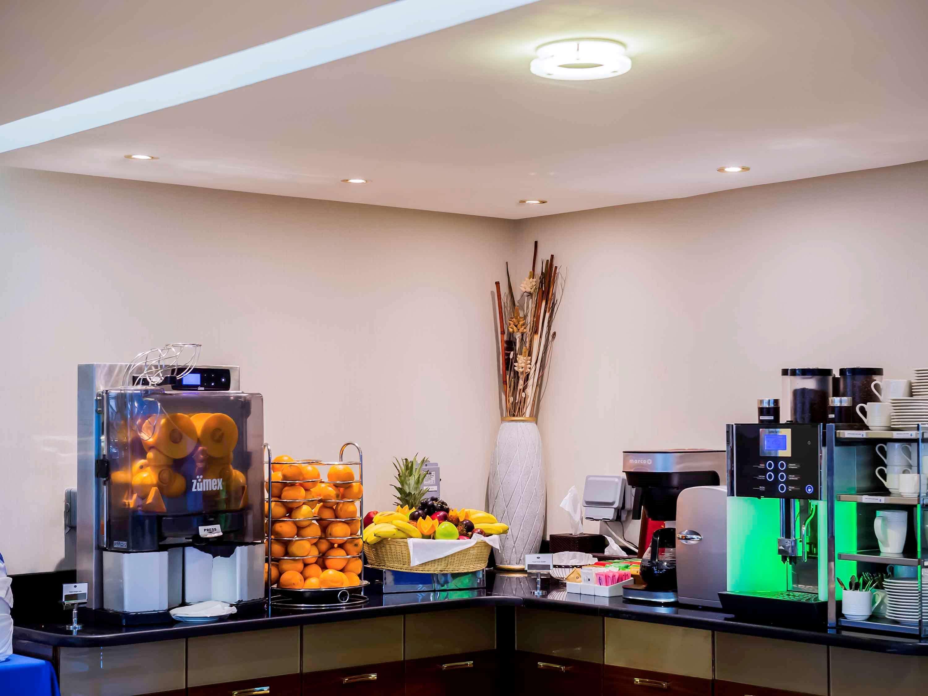 แกรนด์ เมอร์เคียว เรสซิเดนซ์ อาบู ดาบี Aparthotel อาบูดาบี ภายนอก รูปภาพ A coffee bar in a hotel