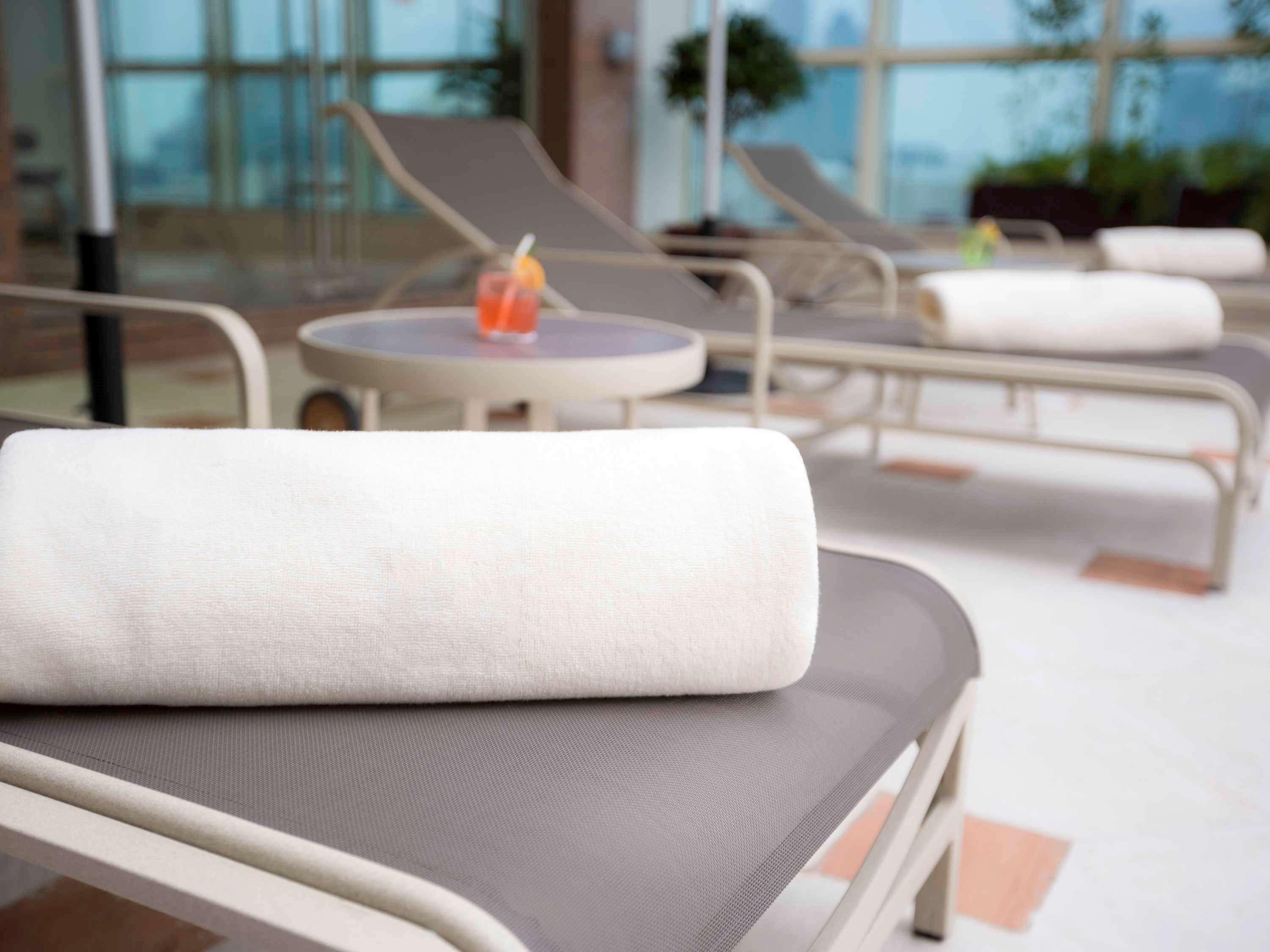 แกรนด์ เมอร์เคียว เรสซิเดนซ์ อาบู ดาบี Aparthotel อาบูดาบี ภายนอก รูปภาพ A rolled towel on a lounge chair