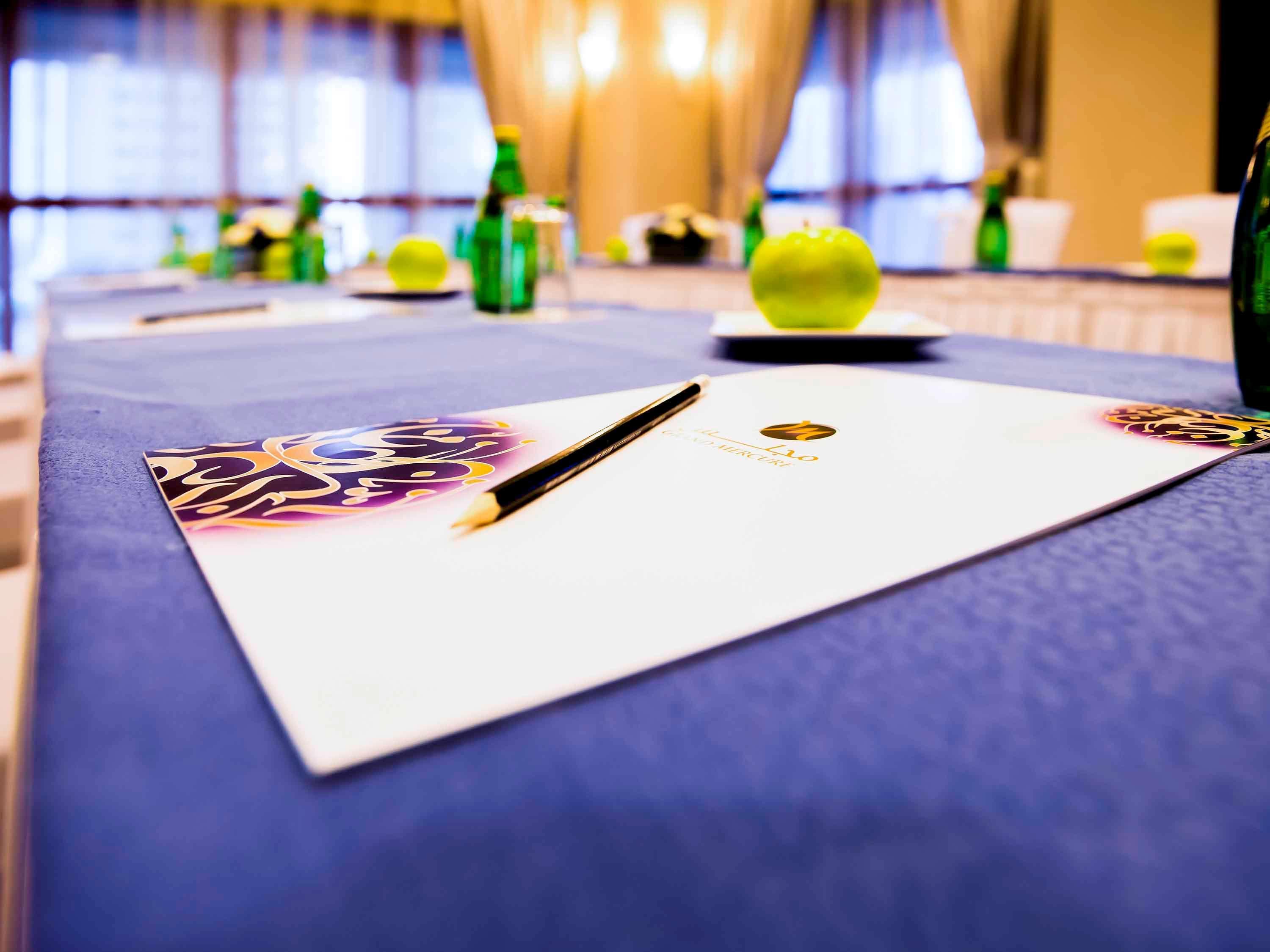 แกรนด์ เมอร์เคียว เรสซิเดนซ์ อาบู ดาบี Aparthotel อาบูดาบี ภายนอก รูปภาพ A pen and a notepad on a table