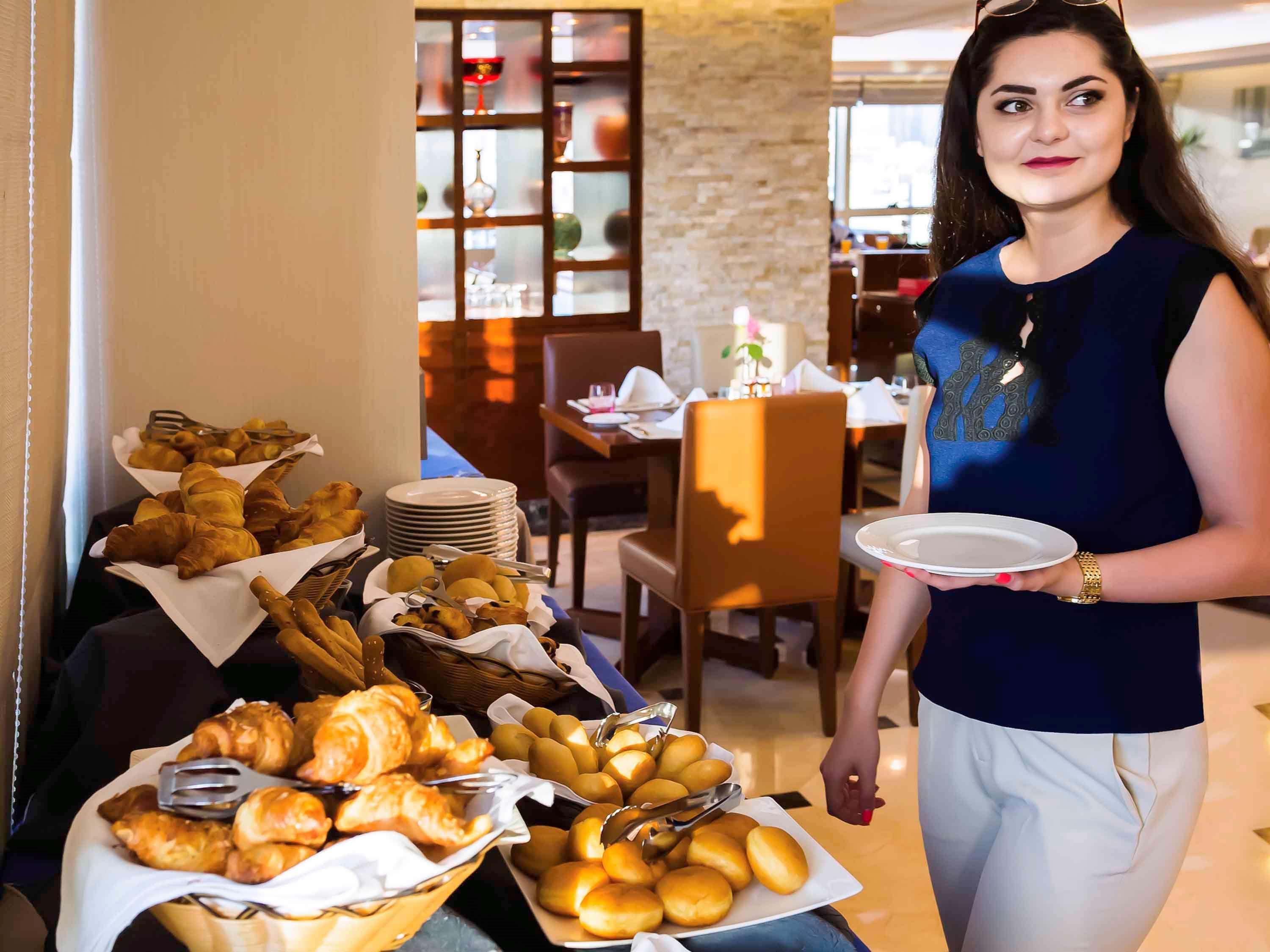 แกรนด์ เมอร์เคียว เรสซิเดนซ์ อาบู ดาบี Aparthotel อาบูดาบี ภายนอก รูปภาพ A hotel staff serving food