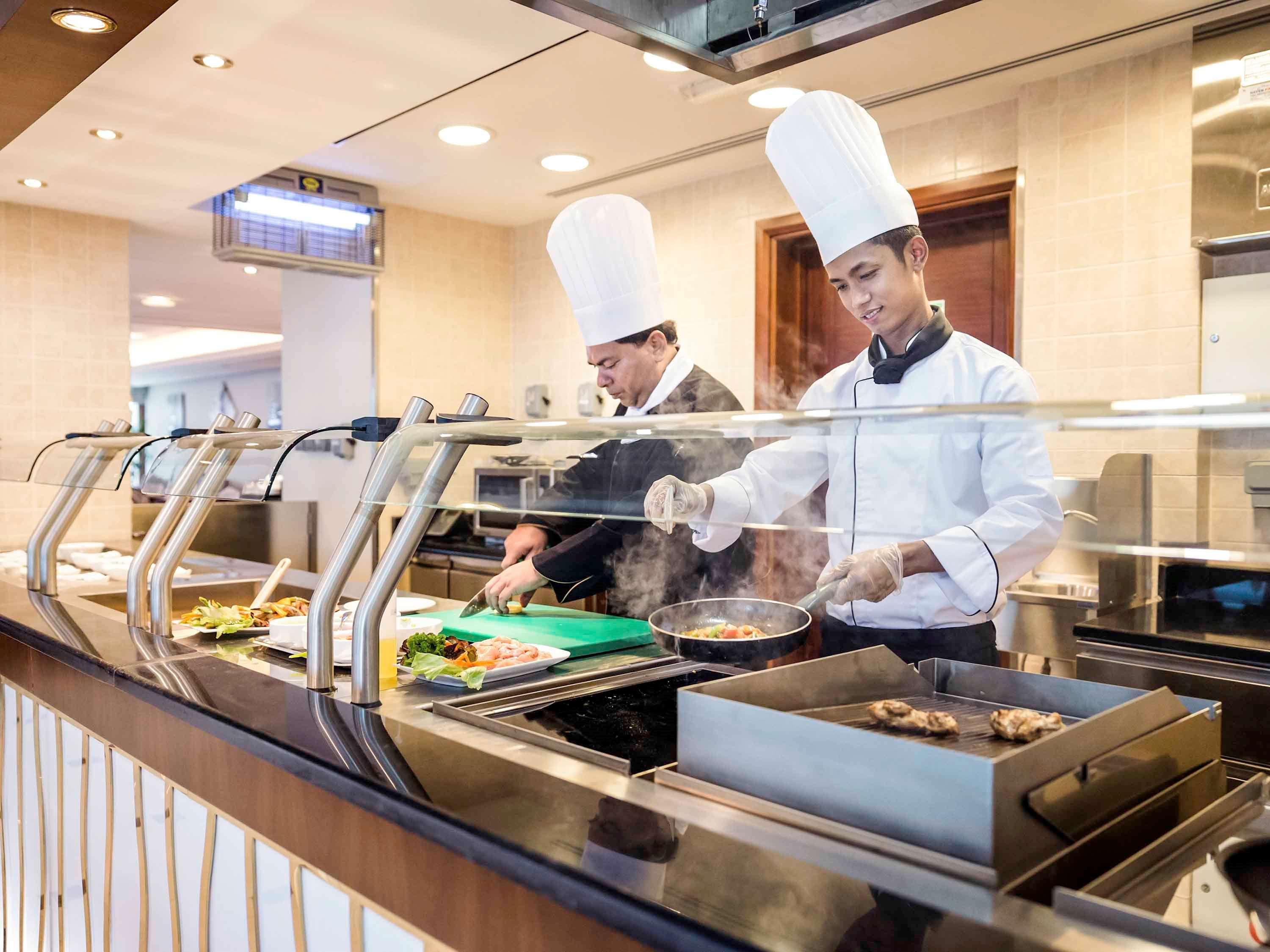 แกรนด์ เมอร์เคียว เรสซิเดนซ์ อาบู ดาบี Aparthotel อาบูดาบี ภายนอก รูปภาพ A buffet at a hotel