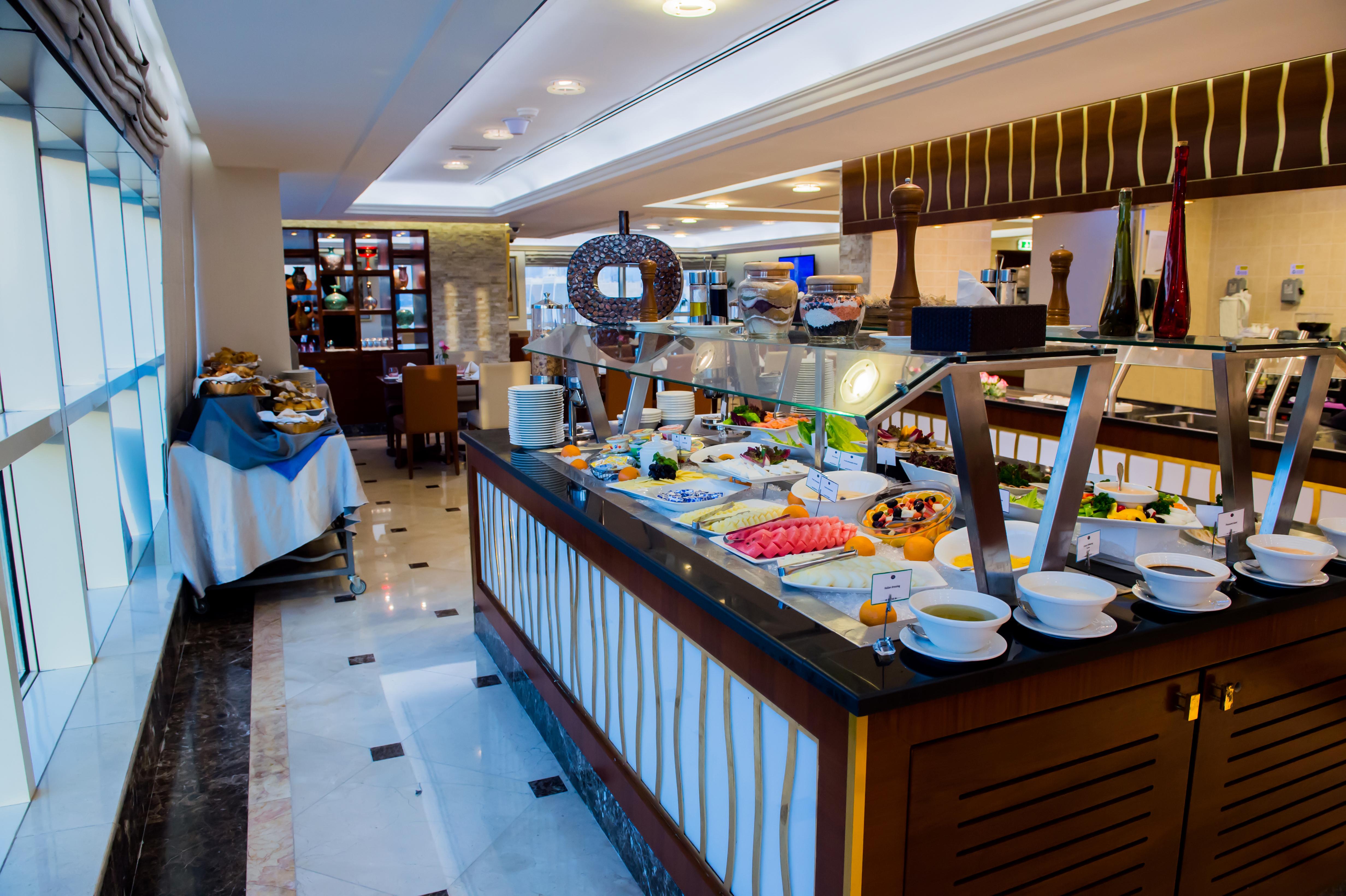 แกรนด์ เมอร์เคียว เรสซิเดนซ์ อาบู ดาบี Aparthotel อาบูดาบี ภายนอก รูปภาพ The buffet at the hotel