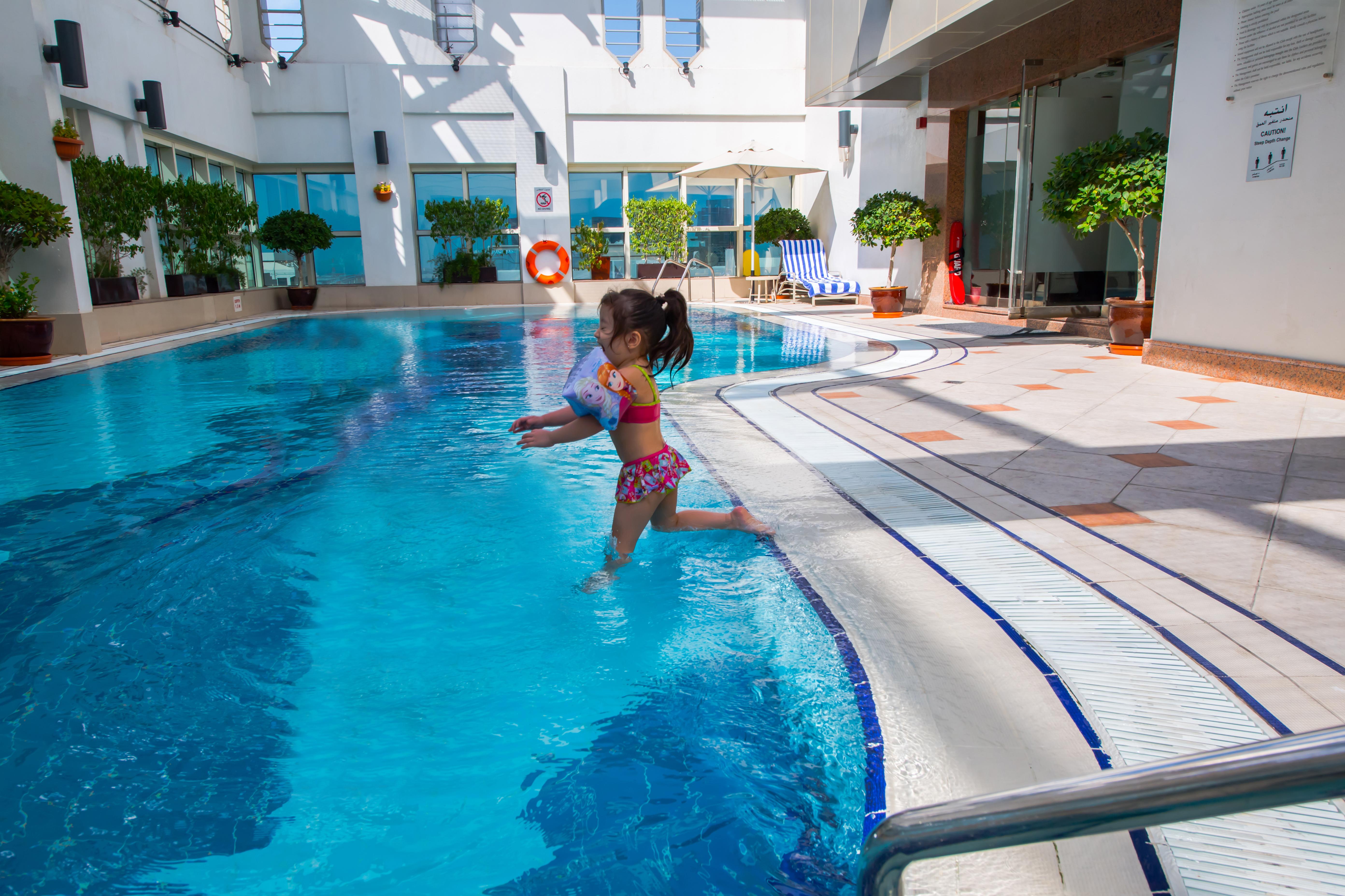แกรนด์ เมอร์เคียว เรสซิเดนซ์ อาบู ดาบี Aparthotel อาบูดาบี ภายนอก รูปภาพ Swimming pool at the hotel