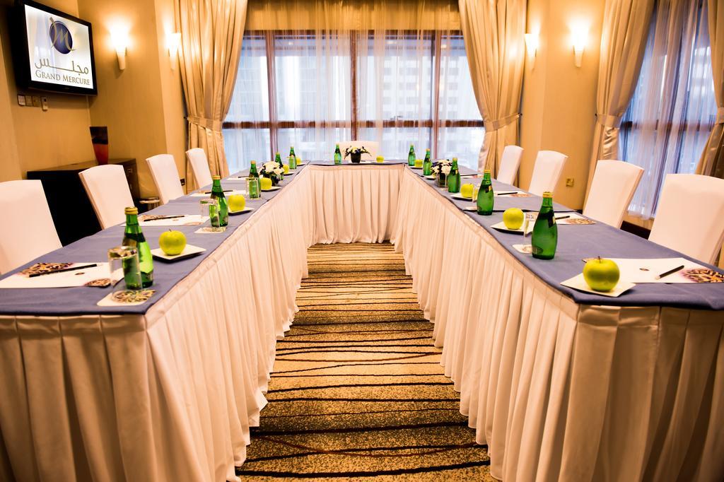 แกรนด์ เมอร์เคียว เรสซิเดนซ์ อาบู ดาบี Aparthotel อาบูดาบี ภายนอก รูปภาพ A meeting room at the hotel