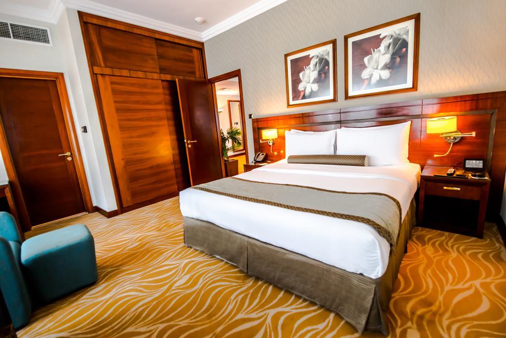 แกรนด์ เมอร์เคียว เรสซิเดนซ์ อาบู ดาบี Aparthotel อาบูดาบี ภายนอก รูปภาพ A bedroom at the hotel