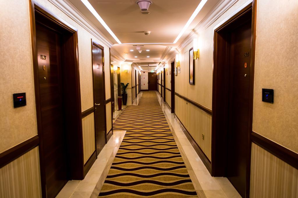แกรนด์ เมอร์เคียว เรสซิเดนซ์ อาบู ดาบี Aparthotel อาบูดาบี ภายนอก รูปภาพ A corridor in a hotel
