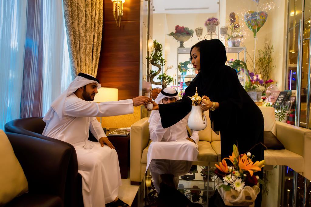 แกรนด์ เมอร์เคียว เรสซิเดนซ์ อาบู ดาบี Aparthotel อาบูดาบี ภายนอก รูปภาพ A woman in traditional dress in the United Arab Emirates
