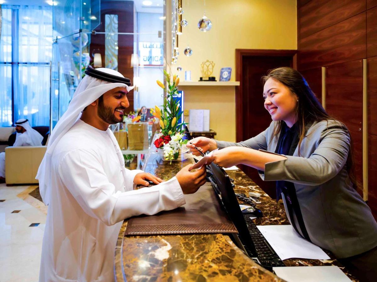 แกรนด์ เมอร์เคียว เรสซิเดนซ์ อาบู ดาบี Aparthotel อาบูดาบี ภายนอก รูปภาพ A guest checking in at a hotel
