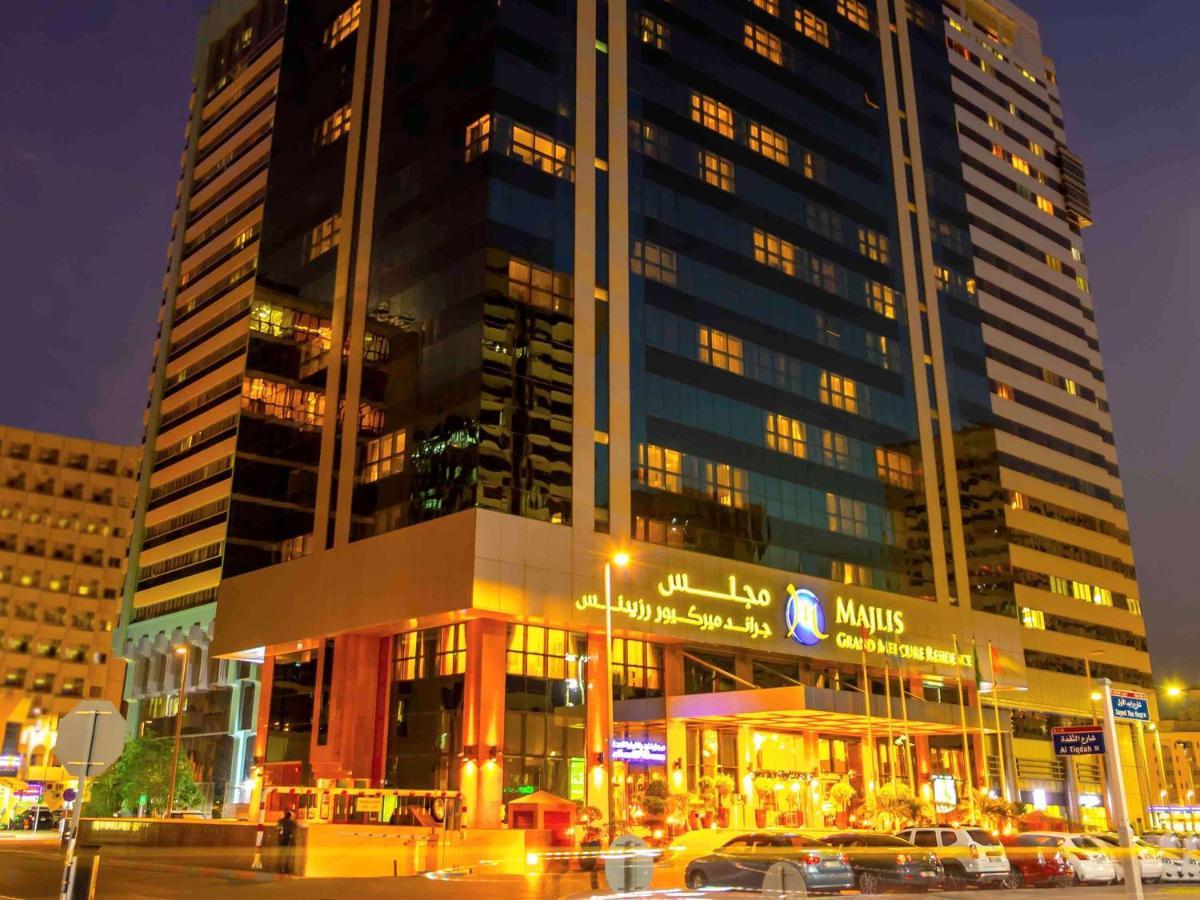 แกรนด์ เมอร์เคียว เรสซิเดนซ์ อาบู ดาบี Aparthotel อาบูดาบี ภายนอก รูปภาพ The hotel at night